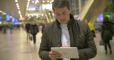Mens gebruik makend van digitaal tablet in luchthaven hal video