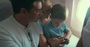 jongen spelen in smartphone, ouders door hem video