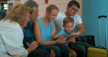 familie met tablet pc computer in de luchthaven video