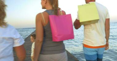 Familie mit Einkaufen Taschen Gehen auf das Seebrücke video