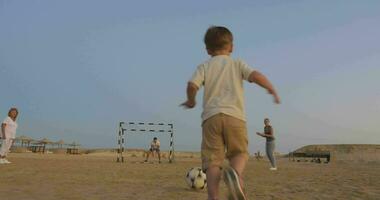 jongen is klaar naar maken een doel in deze strand Amerikaans voetbal video