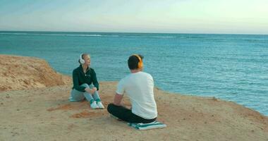 joven personas disfrutando mar ver y música video