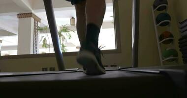 hacer ejercicio en rueda de andar máquina en el hotel gimnasio video