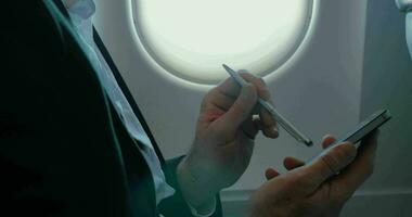 zakenman gebruik makend van slim telefoon gedurende de vlucht video