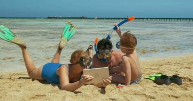 famiglia riposo su il spiaggia video