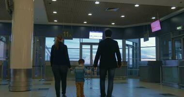 ouders en zoon in luchthaven terminal video