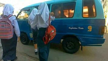 magelang, Indonésia.21/09/2023.escola alunos levar público transporte para ir para escola. video