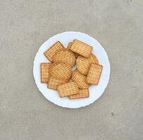 galletas en un blanco plato en el piso. foto