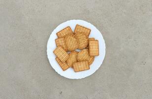 galletas en un blanco plato en el piso. foto