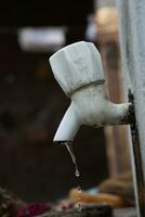 agua viniendo fuera de el plastico grifo. salvar agua, agua es vida foto