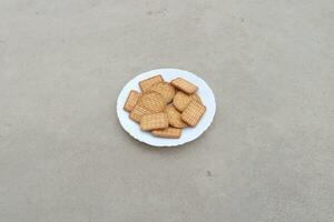 galletas en un blanco plato en el piso. foto