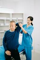 médico consultante con paciente espalda problemas físico terapia concepto foto