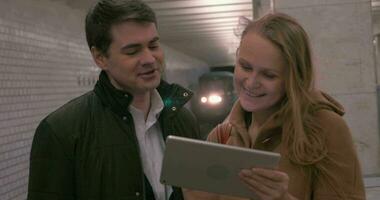 amis avec tablet pc à la station de métro video