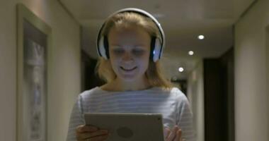 lapso de tiempo de niña escuchando a música con tableta ordenador personal video