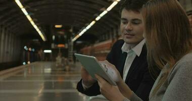 Paar mit Tablet-PC wartet auf U-Bahn video