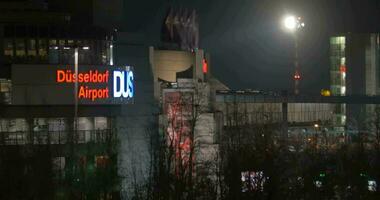 noite cidade Visão com düsseldorf aeroporto video
