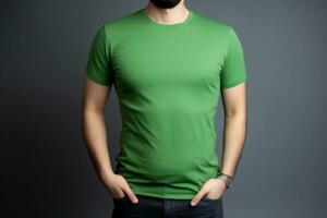 generativo ai. verde camiseta Bosquejo en masculino modelo foto