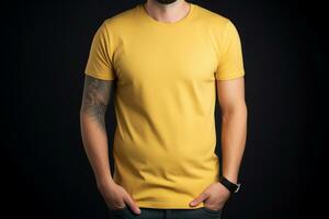 generativo ai. blanco amarillo camiseta Bosquejo en masculino modelo foto