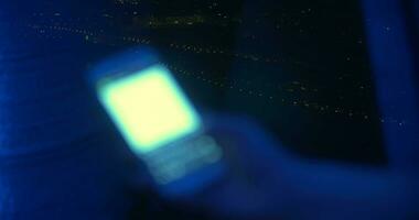 SMS mecanografía por el ventana a noche video