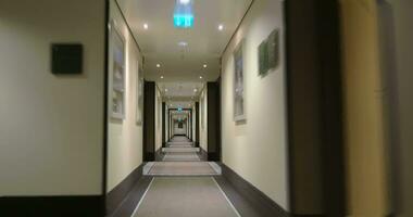 Timelapse av rör på sig längs de ljus hotell hall video