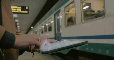 Kommunikation mit Tablette pc im U-Bahn video