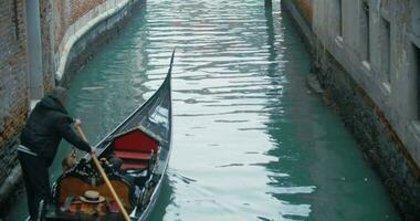 Veteran Gondoliere Rudern Gondel entlang Wasser Kanal im Venedig, es video