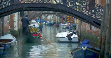 Gondel mit Touristen Segeln auf venezianisch Kanal video