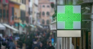 farmacia firmar con verde cruzar en ocupado calle video