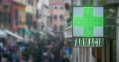 cartello di farmacia nel Italia video