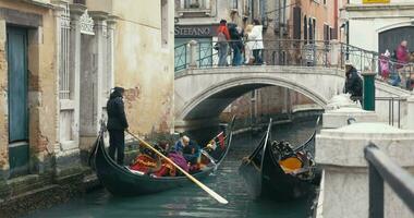 Tourist Reiten auf Gondel im Venedig video
