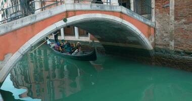 turistas Navegando dentro gôndola ao longo a água canal dentro Veneza, Itália video