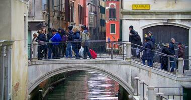 Menschen Kreuzung das klein Brücke im Venedig video