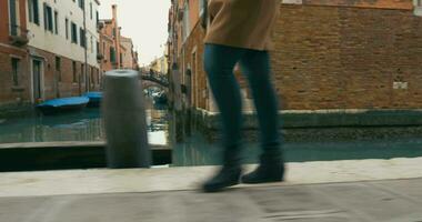 mujer en prisa Moviente a lo largo veneciano canal video