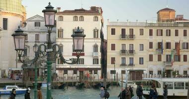 szenisch Aussicht von Venedig mit es ist Kanäle und alt Häuser video