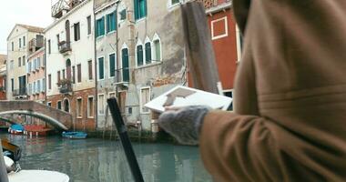 flicka använder sig av läsplatta pc under de promenad i Venedig video