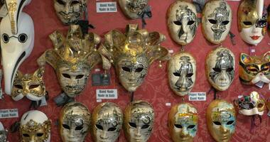 handgemacht Masken zum venezianisch Karneval video