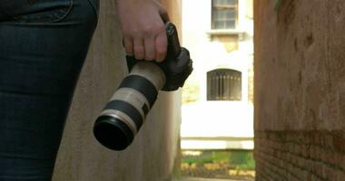 mujer con foto cámara errante en callejón video