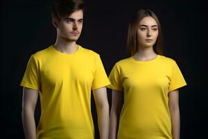 generativo ai. blanco amarillo camiseta Bosquejo en masculino y hembra modelo escaparate tu diseños en estilo foto