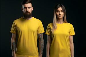 generativo ai. blanco amarillo camiseta Bosquejo en masculino y hembra modelo escaparate tu diseños en estilo foto