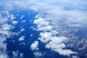 parte superior ver de nubes encima sapporo en invierno desde avión ventana. foto