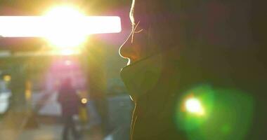 mujer hablando por teléfono en la luz del sol video