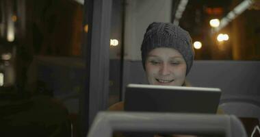 mujer en el autobús con tableta video