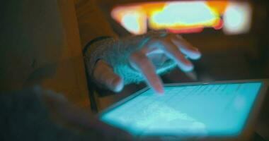 vrouw typen Aan tablet pc buitenshuis in de buurt metro binnenkomst video