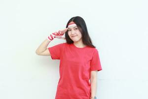 retrato de hermosa asiático mujer vistiendo rojo atuendo celebrando Indonesia independencia día con respetuoso gesto foto