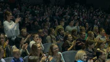 mensen in de theater uitdrukken hun genot video