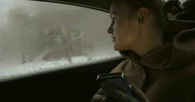 Frau mit Smartphone im Auto video
