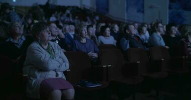 audiencia en oscuro cine salón video