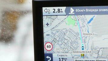 GPS dans voiture montrant chemin, la vitesse et distance video