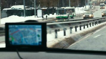 GPS dispositivo demostración el camino en ciudad video