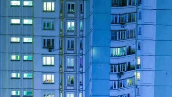 lapso de tiempo de de muchos pisos edificio con centelleo luces en tarde noche video